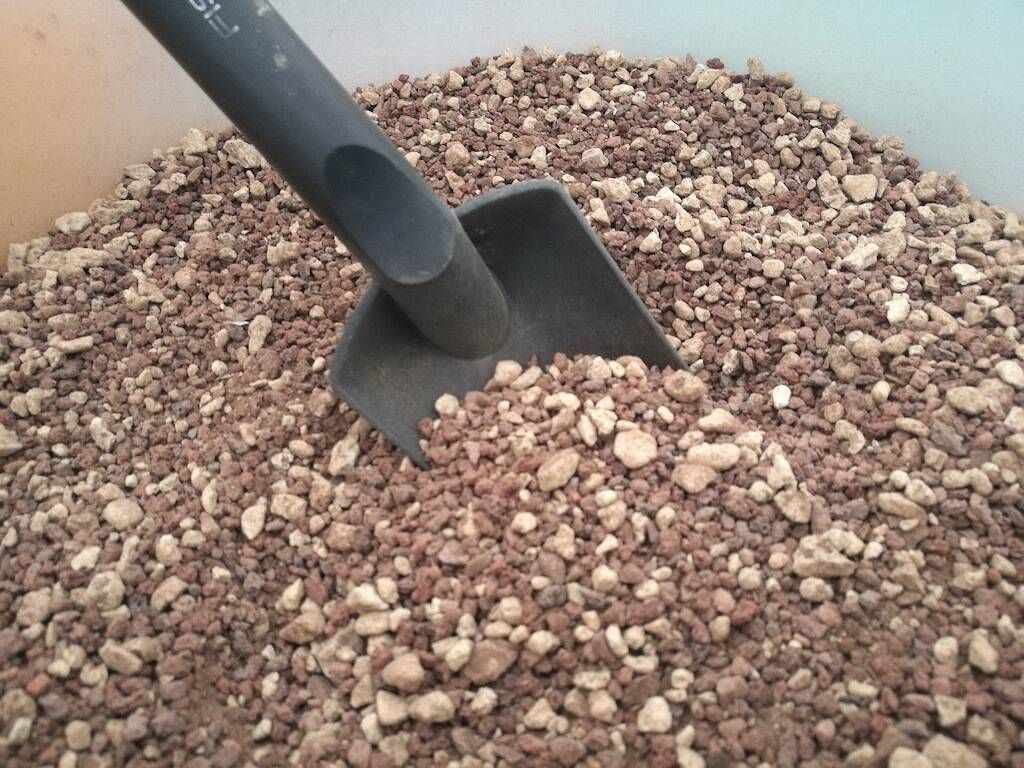 Granulometria di pomice e lapillo: i millimetri perfetti per il letto di semina delle succulente